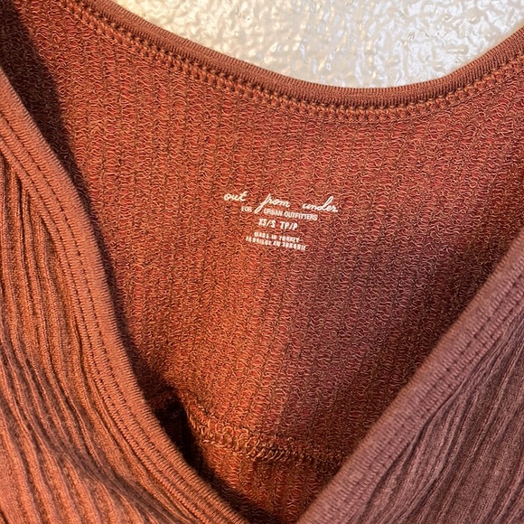 out from under crop top - Picture 2 of 4